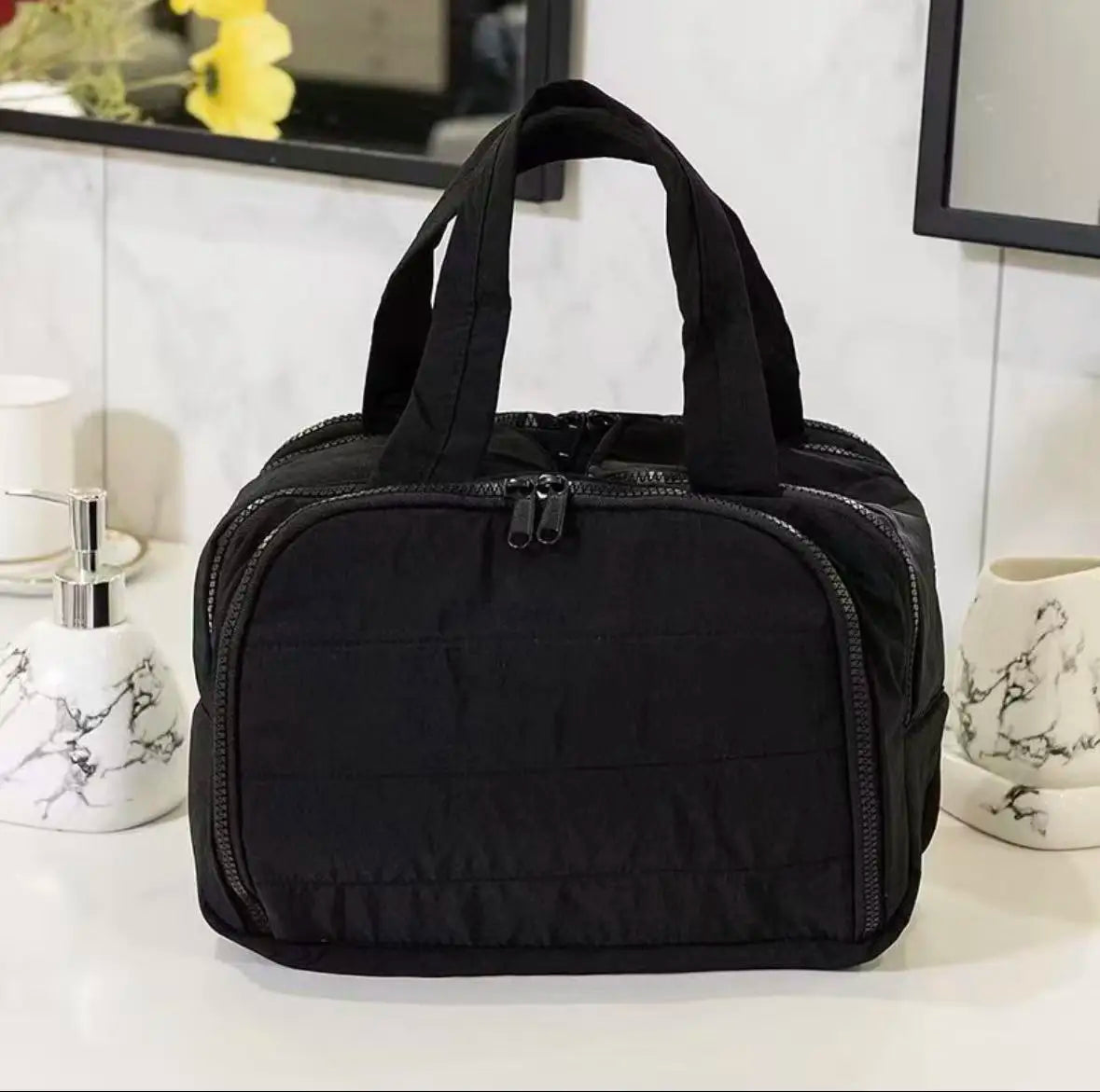 Multi-Compartment Quilted Simple and Stylish Solid Color Portable Travel Toiletry and Makeup Bag, Multifunctional Large Capacity Lightweight Soft Stain-Resistant Large Opening Toiletry Bag for Men and Women, with Dry and Wet